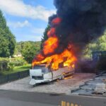 Glücksfall an der Landesgrenze: Umleitung bringt Feuerwehr direkt zum brennendem Wohnwagen