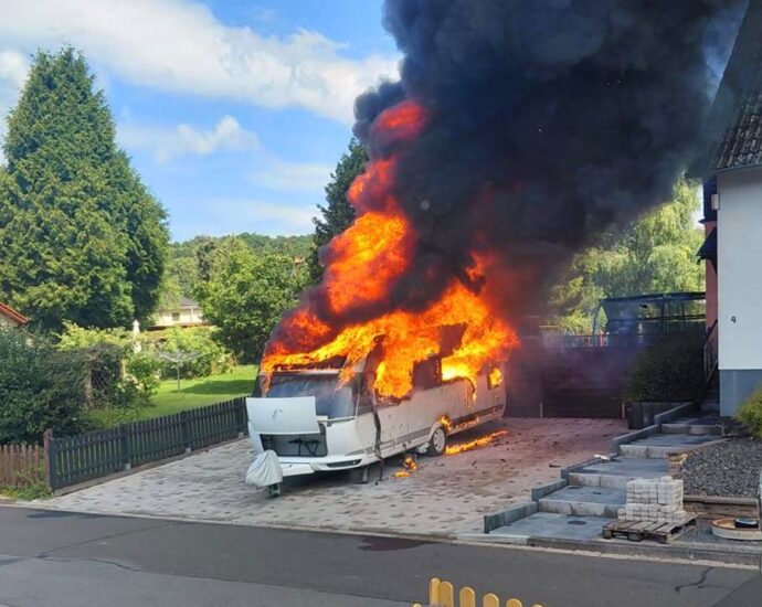 Glücksfall an der Landesgrenze: Umleitung bringt Feuerwehr direkt zum brennendem Wohnwagen