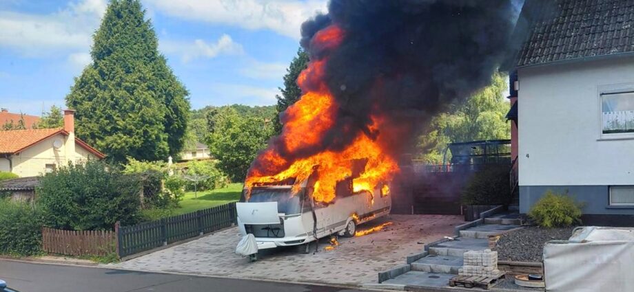 Glücksfall an der Landesgrenze: Umleitung bringt Feuerwehr direkt zum brennendem Wohnwagen Glücksfall an der Landesgrenze: Umleitung bringt Feuerwehr direkt zum brennendem Wohnwagen