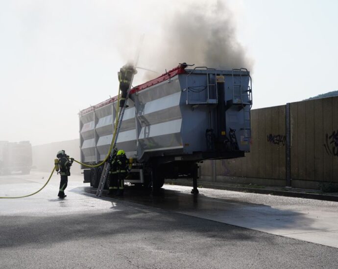 Müllbeladener Auflieger brannte auf Rastanlage Bühleck – Drehleiter im Schaum-Einsatz Müllbeladener Auflieger brannte auf Rastanlage Bühleck – Drehleiter im Schaum-Einsatz