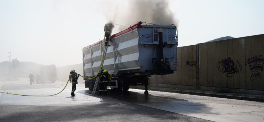 Müllbeladener Auflieger brannte auf Rastanlage Bühleck – Drehleiter im Schaum-Einsatz Müllbeladener Auflieger brannte auf Rastanlage Bühleck – Drehleiter im Schaum-Einsatz