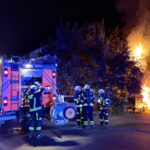 KS: Brand droht auf Wohnhaus überzugreifen – Feuerwehr verhindert Schlimmeres