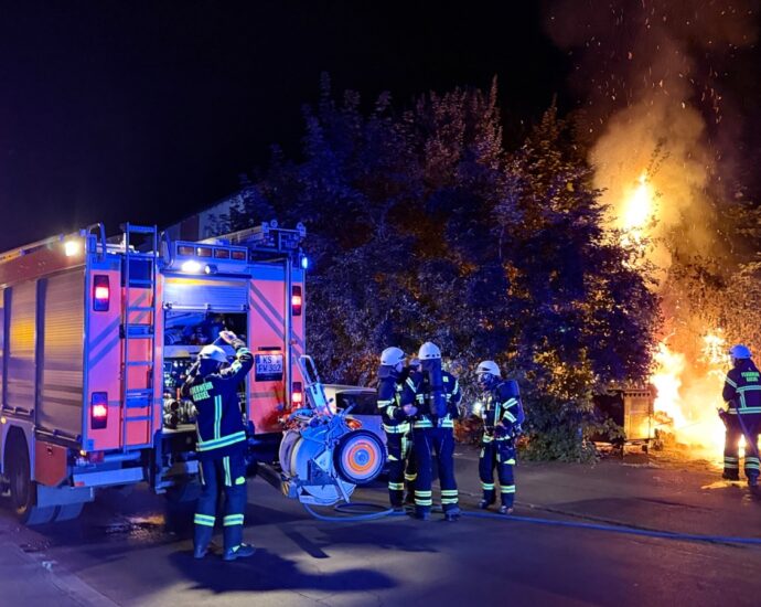 KS: Brand droht auf Wohnhaus überzugreifen – Feuerwehr verhindert Schlimmeres