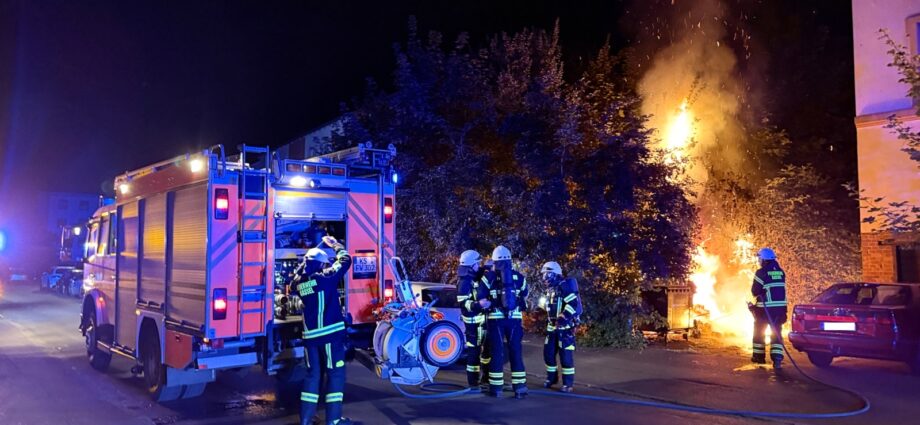 KS: Brand droht auf Wohnhaus überzugreifen – Feuerwehr verhindert Schlimmeres