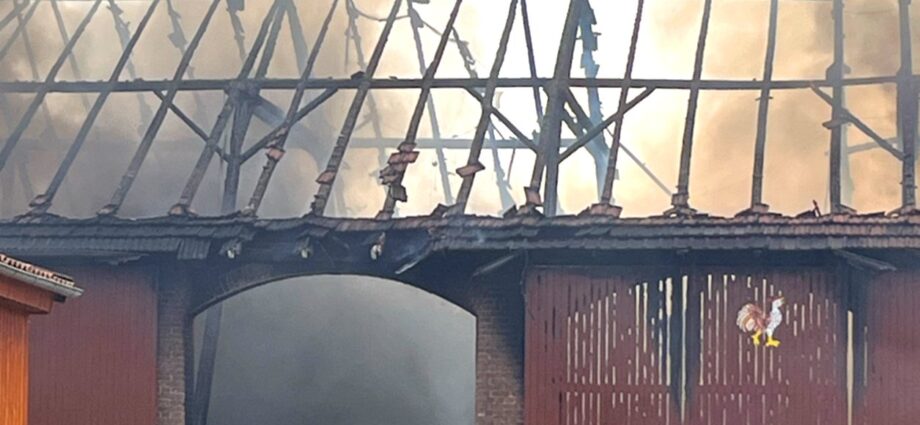 Einsatz an der Landesgrenze: Scheunenbrand in Daseburg