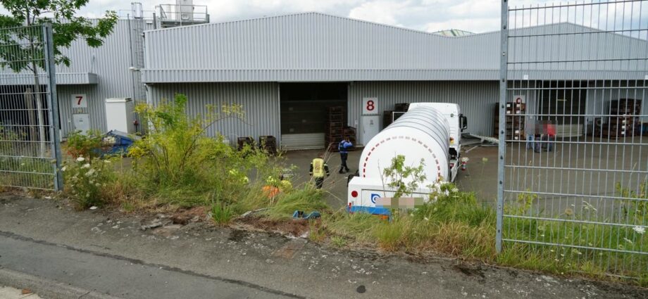 Medizinischem Notfall: Tödlicher Lkw-Unfall im Industriegebiet von Diemelstadt-Rhoden