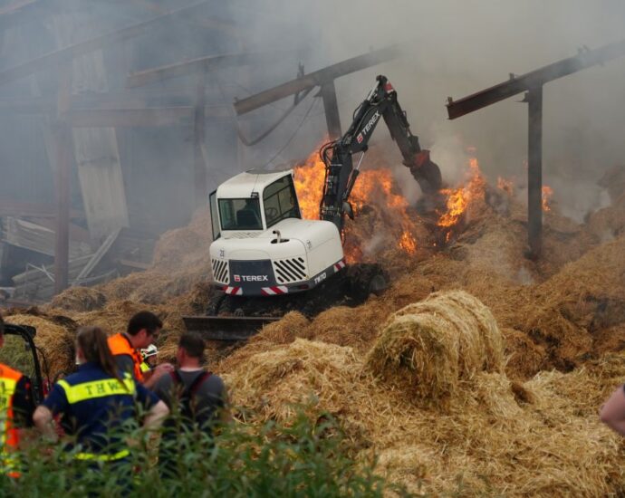 Großbrand im Strohlager: Kräftezehrender Einsatz nahe Willingen