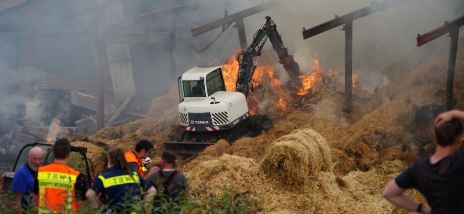 Großbrand im Strohlager: Kräftezehrender Einsatz nahe Willingen
