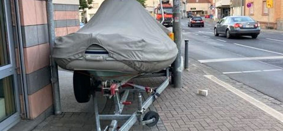Anhänger macht sich selbstständig – Boot ohne Kapitän auf Abwegen Anhänger macht sich selbstständig – Boot ohne Kapitän auf Abwegen