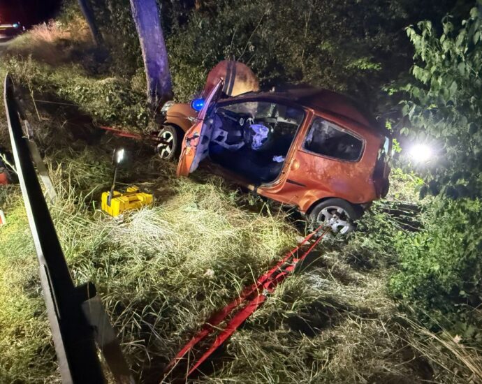 Pkw prallt bei Wollrode gegen Baum – Ersthelfer retten Fahrer aus Auto