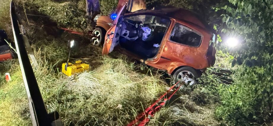 Pkw prallt bei Wollrode gegen Baum – Ersthelfer retten Fahrer aus Auto Pkw prallt bei Wollrode gegen Baum – Ersthelfer retten Fahrer aus Auto