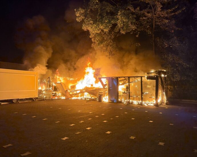 Lichterloh in Flammen: Imbiss in Hattersheim komplett zerstört