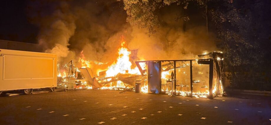 Lichterloh in Flammen: Imbiss in Hattersheim komplett zerstört Lichterloh in Flammen: Imbiss in Hattersheim komplett zerstört