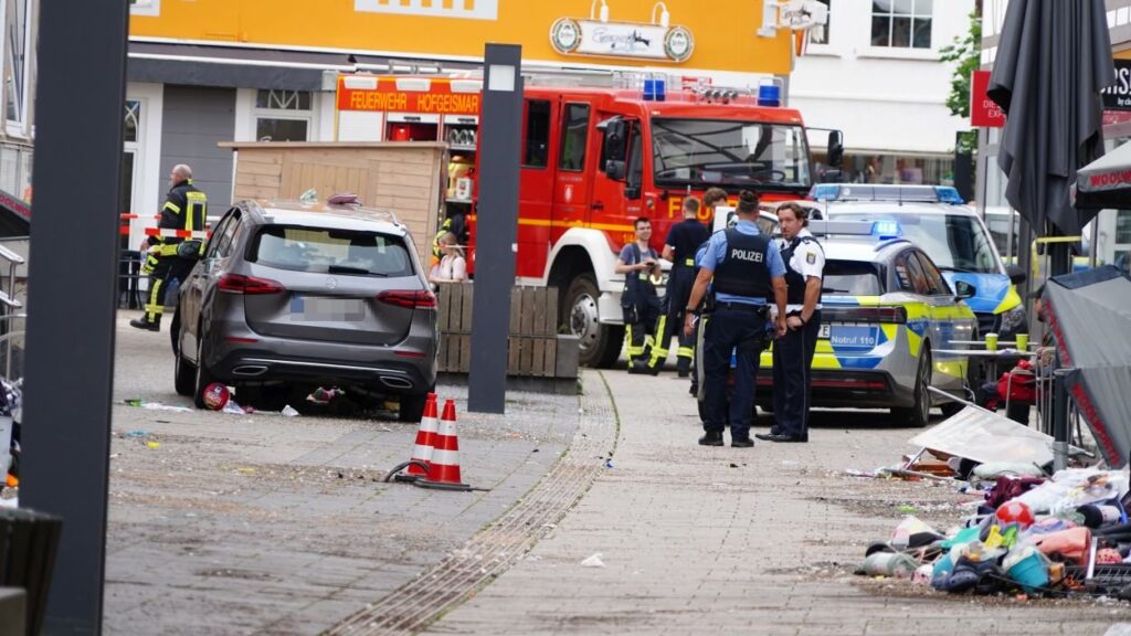 Medizinischer Notfall: Auto fährt in Hofgeismarer Fußgängerzone – Mehrere Verletzte
