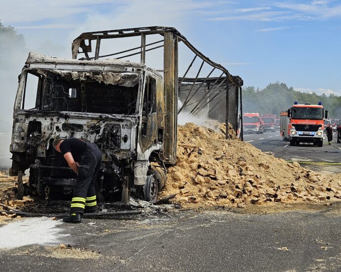 A44 nahe Kassel stundenlang gesperrt – Lastwagen brennt komplett aus