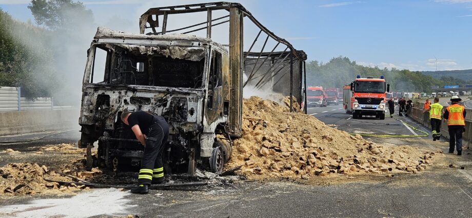 A44 nahe Kassel stundenlang gesperrt – Lastwagen brennt komplett aus