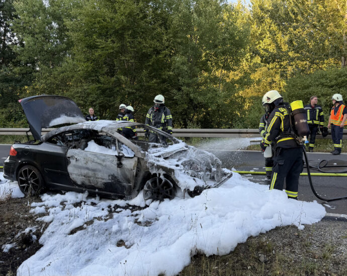 Helsa: Pkw-Brand zwischen Eschenstruth und Fürstenhagen – Fahrerin bleibt unverletzt