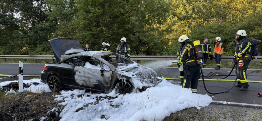 Helsa: Pkw-Brand zwischen Eschenstruth und Fürstenhagen – Fahrerin bleibt unverletzt Helsa: Pkw-Brand zwischen Eschenstruth und Fürstenhagen – Fahrerin bleibt unverletzt