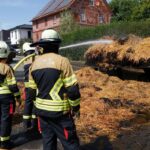 WOH: Stroh-Anhänger geht während der Fahrt in Istha in Flammen auf