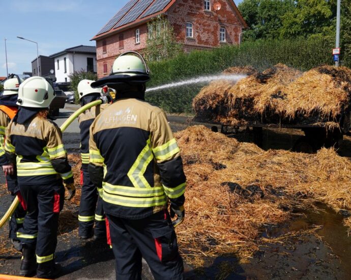 WOH: Stroh-Anhänger geht während der Fahrt in Istha in Flammen auf