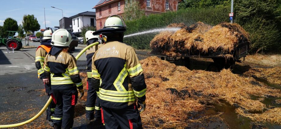 WOH: Stroh-Anhänger geht während der Fahrt in Istha in Flammen auf