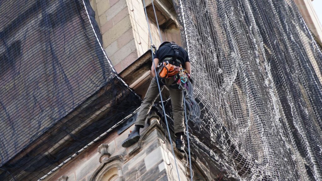 Martinskirche in Kassel wird mit Schutznetzen verhüllt Martinskirche in Kassel wird mit Schutznetzen verhüllt