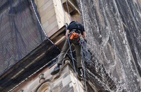 Martinskirche in Kassel wird mit Schutznetzen verhüllt