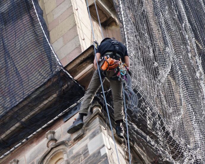 Martinskirche in Kassel wird mit Schutznetzen verhüllt
