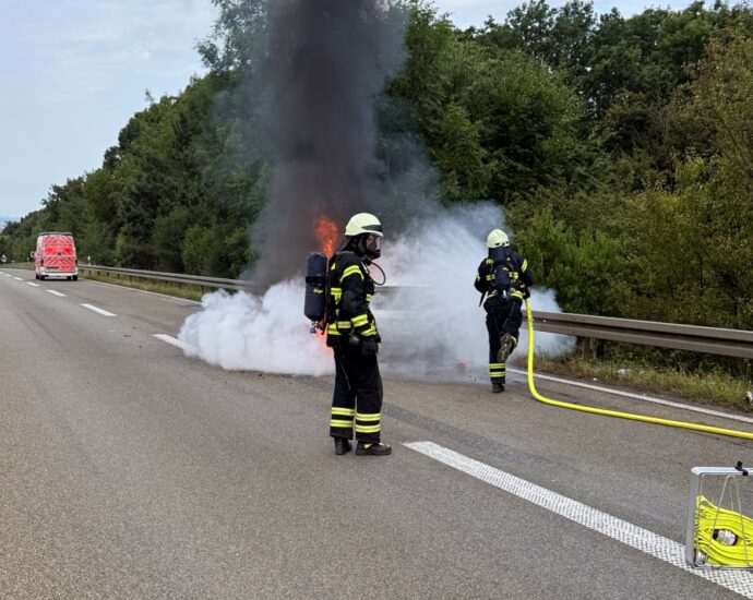 Pkw brennt auf A7 bei Kassel vollständig aus