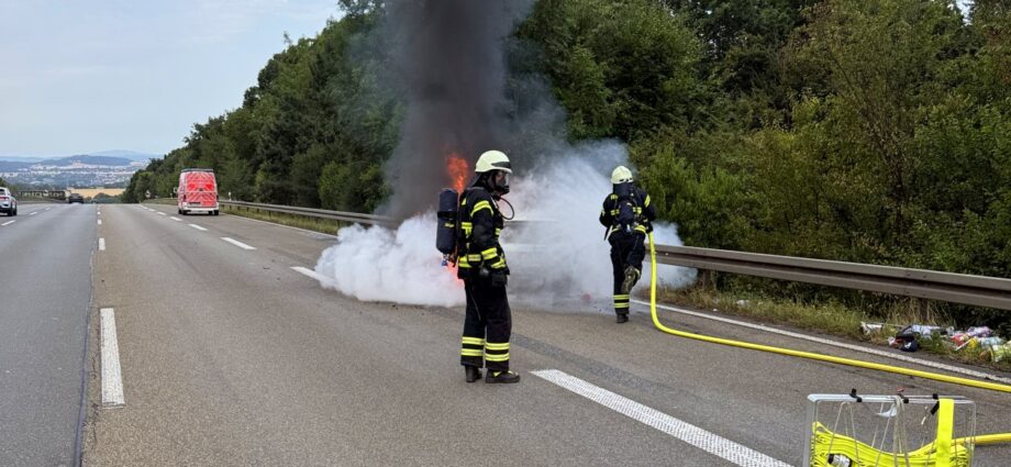 Pkw brennt auf A7 bei Kassel vollständig aus