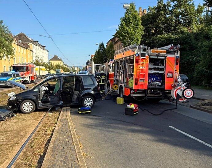 Holländische Straße: 150 Schaulustige erschwerten Rettungseinsatz nach schwerem Unfall in Kassel Holländische Straße: 150 Schaulustige erschwerten Rettungseinsatz nach schwerem Unfall in Kassel