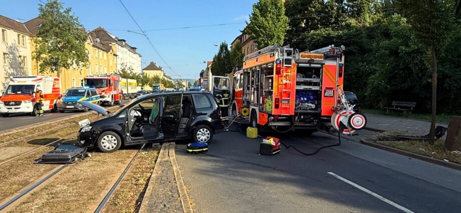 Kassel: Feuerwehr befreit Autofahrer nach schwerem Unfall auf Holländische Straße