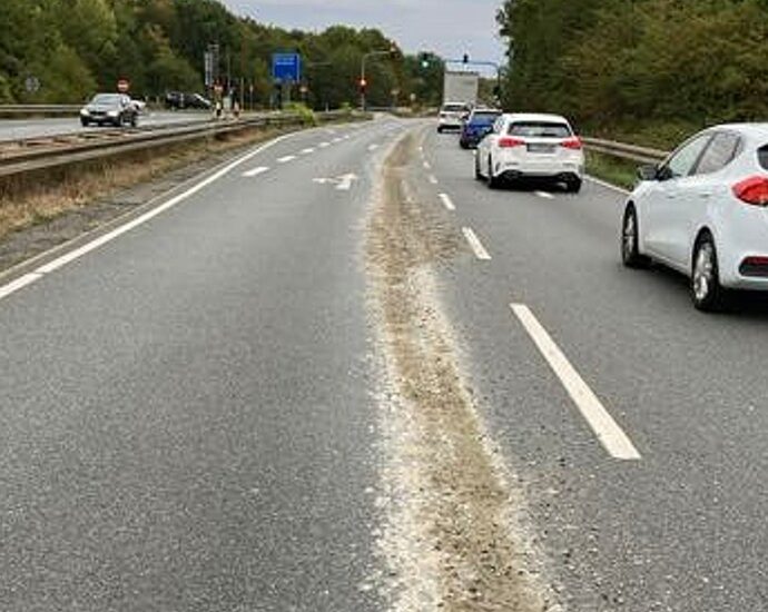 Auf 100 Metern: Betonmischer verliert Ladung auf B486 bei Langen