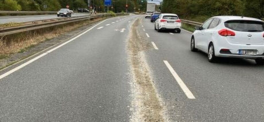 Auf 100 Metern: Betonmischer verliert Ladung auf B486 bei Langen