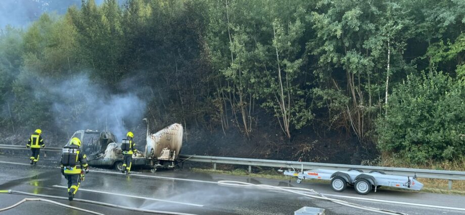 Brennendes Wohnmobil löste Waldbrand an der A3 aus Brennendes Wohnmobil löste Waldbrand an der A3 aus