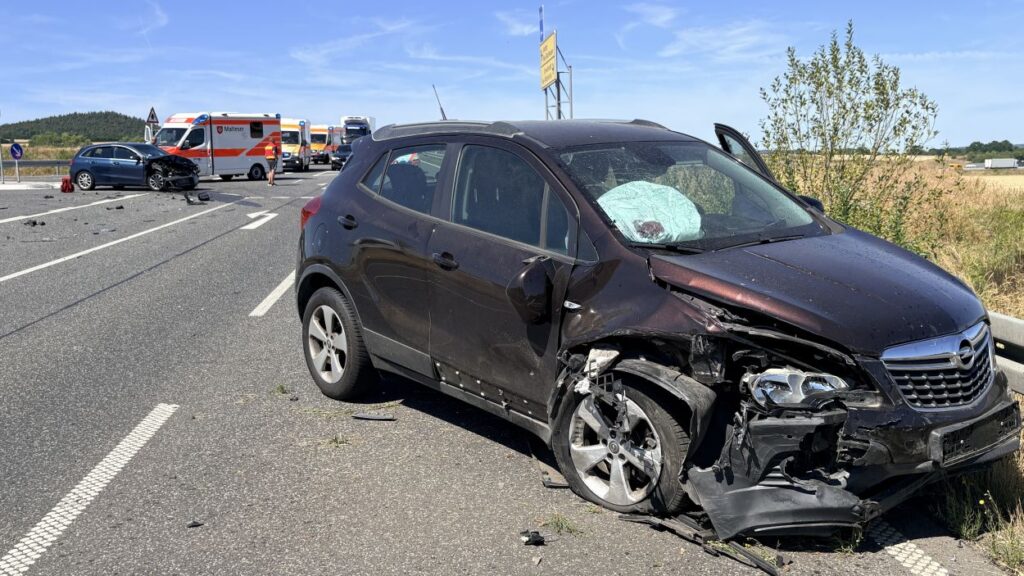Drei Verletzte bei Frontalzusammenstoß an A49-Anschlussstelle Neuental Drei Verletzte bei Frontalzusammenstoß an A49-Anschlussstelle Neuental