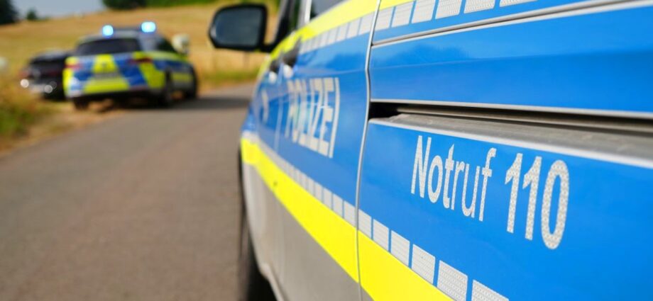 Steine auf Auto geworfen – Kinder flüchten von Brücke in Niederzwehren Steine auf Auto geworfen – Kinder flüchten von Brücke in Niederzwehren