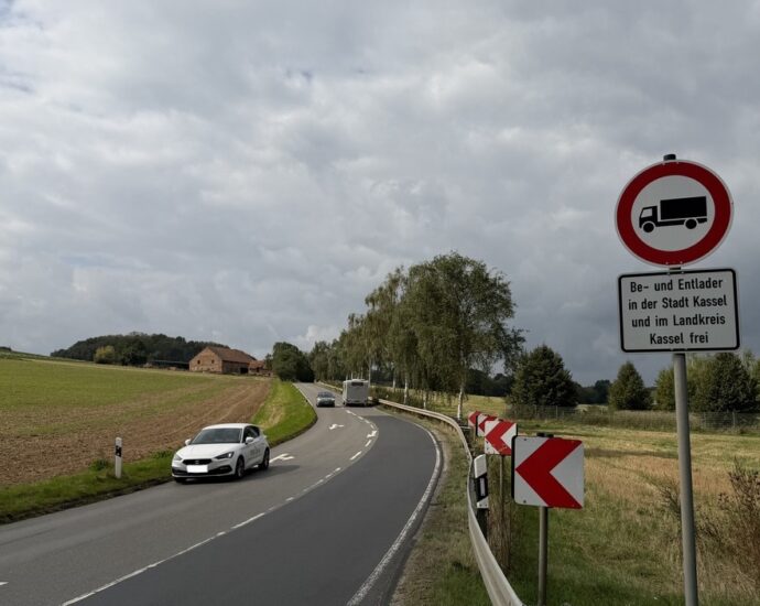 Gehweg statt Umleitung: Schwerlastverkehr belastet Lohfelden