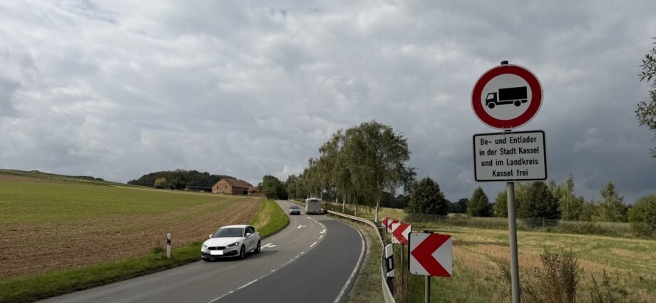 Gehweg statt Umleitung: Schwerlastverkehr belastet Lohfelden Gehweg statt Umleitung: Schwerlastverkehr belastet Lohfelden