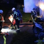 HeLi: Dichter Rauch im Mehrfamilienhaus – Feuerwehr rettet Bewohner über Drehleiter