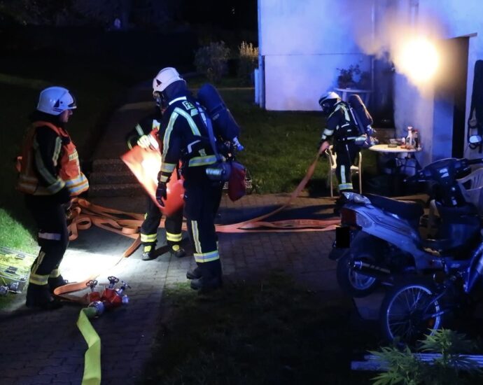 HeLi: Dichter Rauch im Mehrfamilienhaus – Feuerwehr rettet Bewohner über Drehleiter HeLi: Dichter Rauch im Mehrfamilienhaus – Feuerwehr rettet Bewohner über Drehleiter