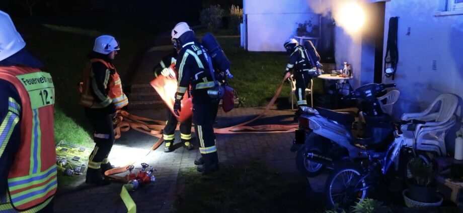 HeLi: Dichter Rauch im Mehrfamilienhaus – Feuerwehr rettet Bewohner über Drehleiter HeLi: Dichter Rauch im Mehrfamilienhaus – Feuerwehr rettet Bewohner über Drehleiter
