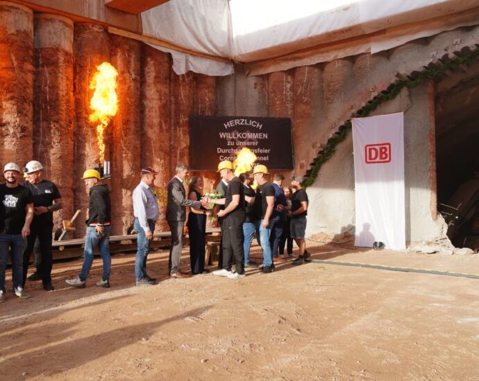 681 Meter Cornberg-Tunnel: Tunnel-Durchschlag bei Bebra gefeiert