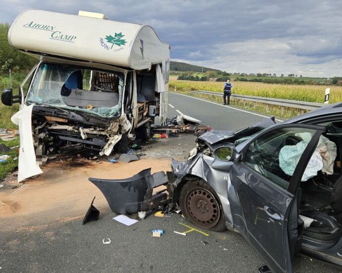 B252: Zwei Menschen kommen bei Unfall nahe Diemelstadt ums Leben