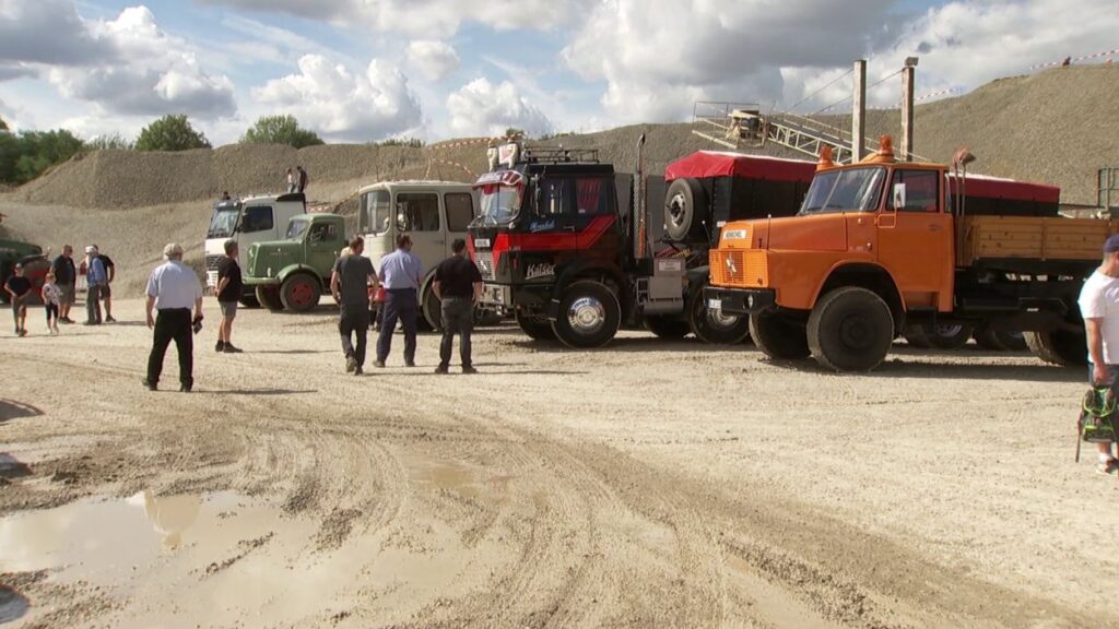 Kippertreffen: Dieselduft und dröhnende Motoren im Kalksteinbruch bei Grebenstein Kippertreffen: Dieselduft und dröhnende Motoren im Kalksteinbruch bei Grebenstein