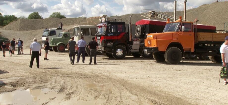 Kippertreffen: Dieselduft und dröhnende Motoren im Kalksteinbruch bei Grebenstein Kippertreffen: Dieselduft und dröhnende Motoren im Kalksteinbruch bei Grebenstein