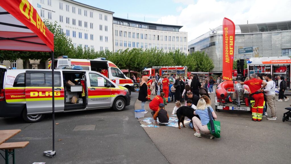 „Einsatz verdient Respekt“: Blaulichtfamilie präsentierte sich auf dem Königsplatz „Einsatz verdient Respekt“: Blaulichtfamilie präsentierte sich auf dem Königsplatz