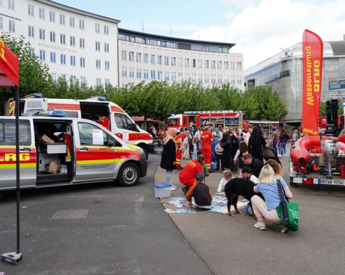 „Einsatz verdient Respekt“: Blaulichtfamilie präsentierte sich auf dem Königsplatz