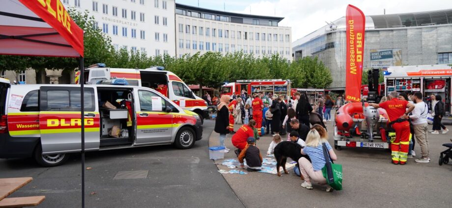 „Einsatz verdient Respekt“: Blaulichtfamilie präsentierte sich auf dem Königsplatz „Einsatz verdient Respekt“: Blaulichtfamilie präsentierte sich auf dem Königsplatz