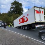 A661: Sattelauflieger löst sich von Zugmaschine an Anschlussstelle Langen